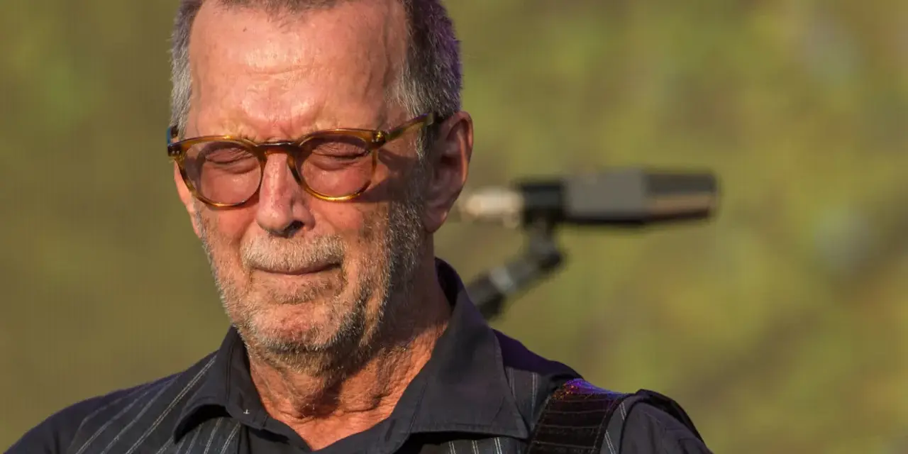 Eric Clapton zamyka oczy, jakby słyszał "Tears in Heaven". W okularach odbija się światło, a na twarzy maluje się zaduma.