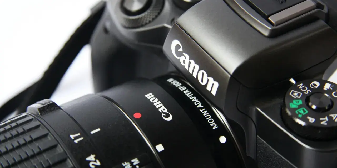 Zbliżenie na czarną lustrzankę Canon z obiektywem.