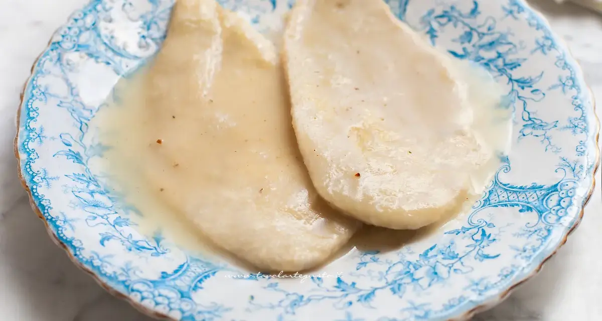 Delicate scaloppine al vino bianco, servite su un piatto decorato con motivi blu.