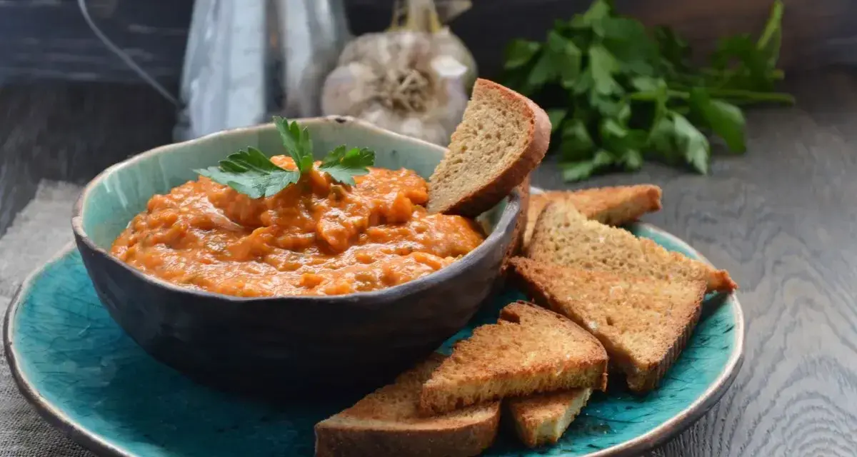 Pesto di melanzane Bimby pronto da gustare con crostini di pane.
