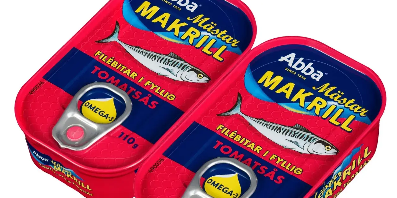 Två burkar Abba Makrill i tomatsås, med en bild på en makrill och texten "Filébitar i fyllig tomatsås". Omega-3-märkt.