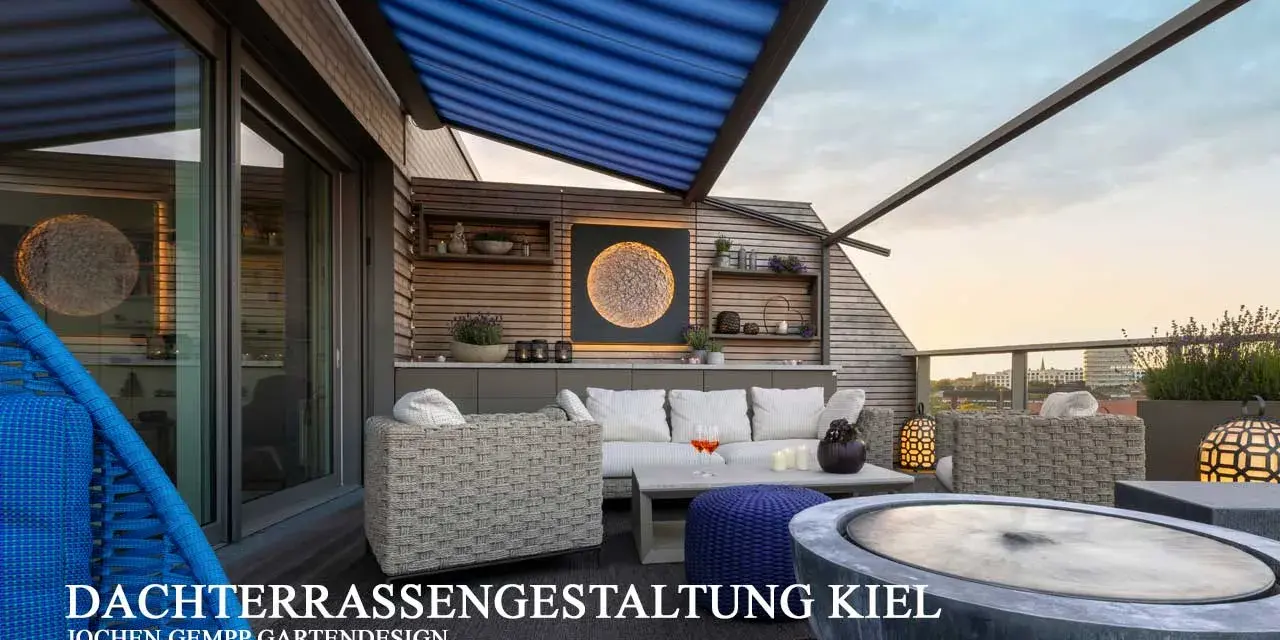 Gemütliche Dachterrasse mit Lounge-Möbeln, blauem Sonnensegel und Blick auf die Stadt.