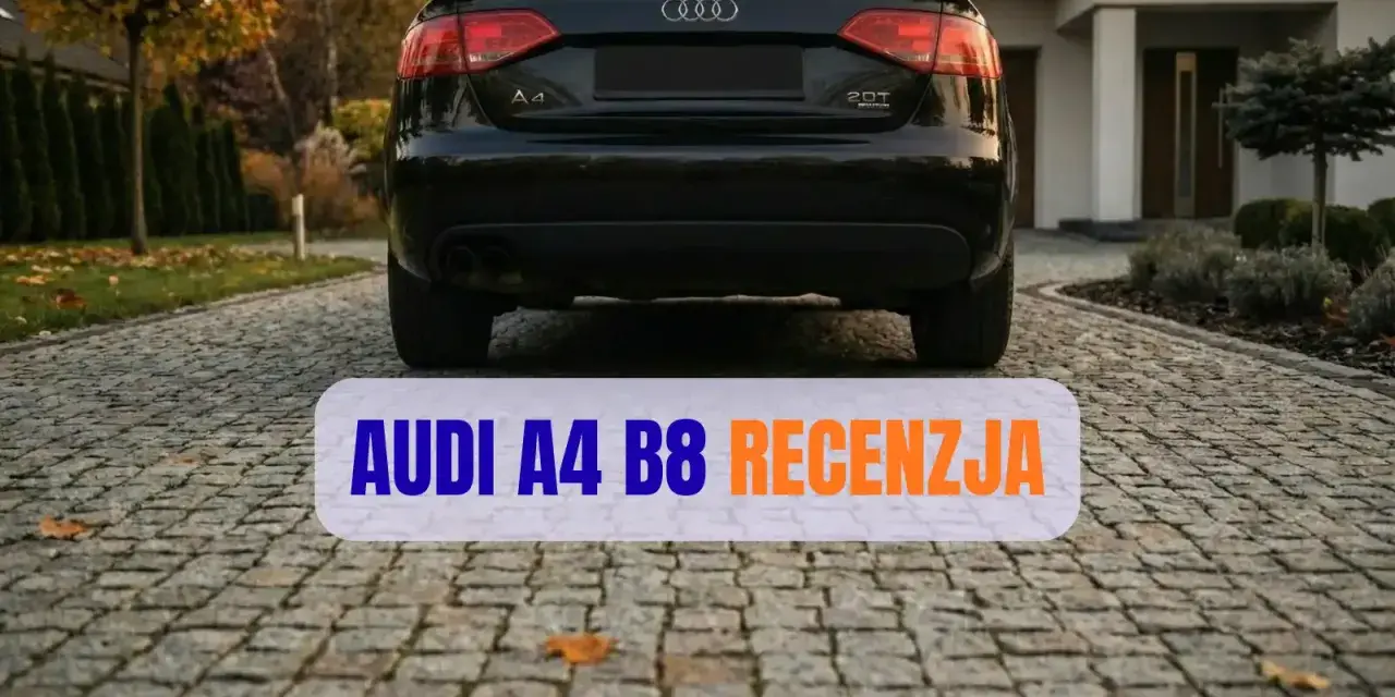 Czarny Audi A4 B8 na podjeździe przed domem. Tekst "AUDI A4 B8 RECENZJA" nałożony na obraz.