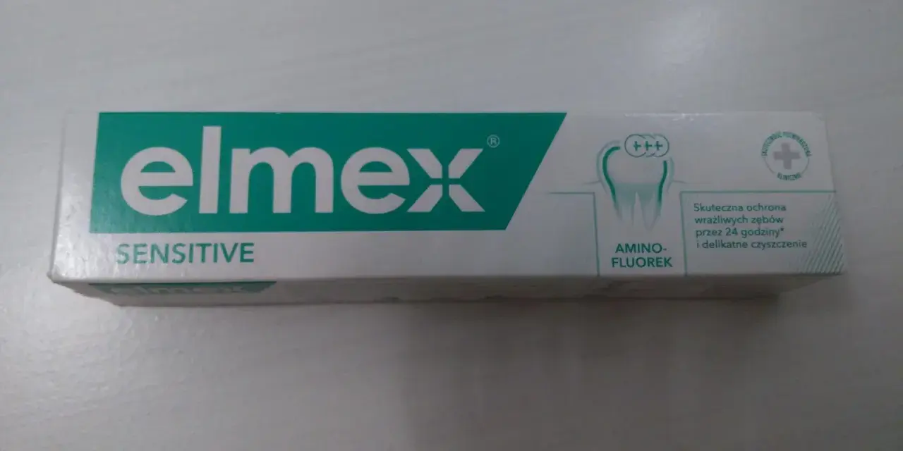 Pudełko pasty do zębów Elmex Sensitive. Wybór między Elmex a Sensodyne jest trudny, ale ta pasta zapewnia skuteczną ochronę wrażliwych zębów.