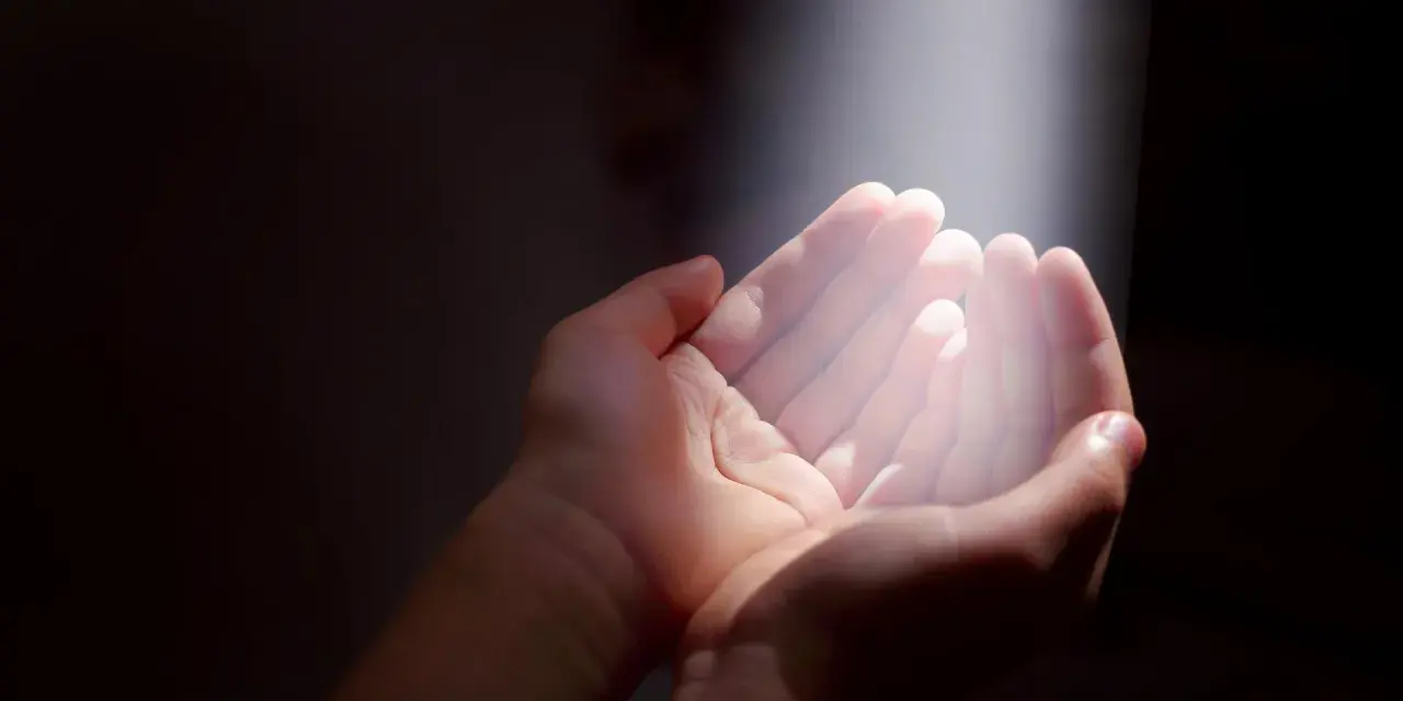 Hände im Licht, die Hoffnung suchen. Ein Symbol für gott und das Leid, das durch Glauben überwunden werden kann.