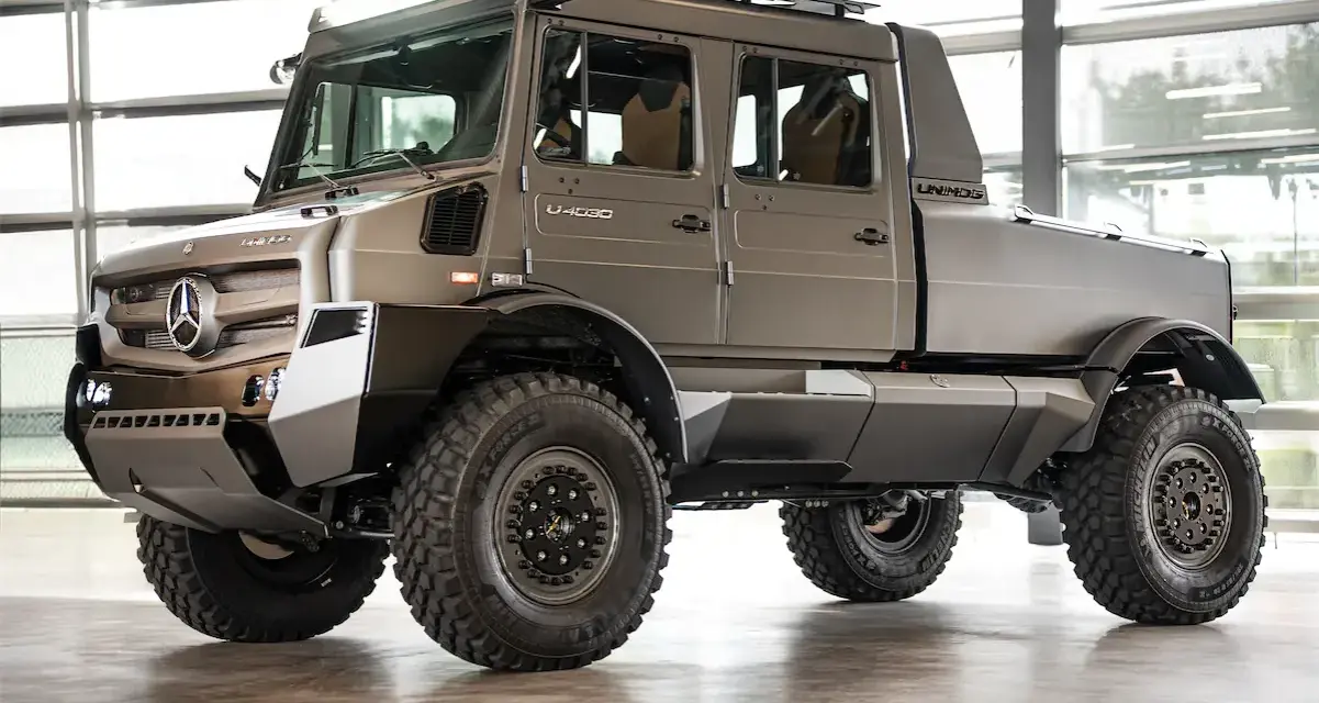 Szary, potężny Unimog U 4030 z podwójną kabiną i terenowymi oponami gotowy na każdą przygodę.