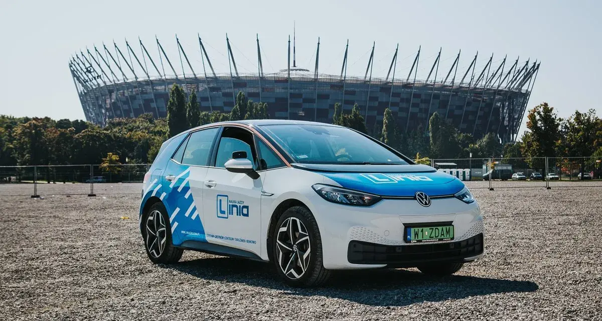 Samochód nauki jazdy "Linia" przed Stadionem Narodowym. Chcesz wiedzieć, jak zostać instruktorem jazdy?
