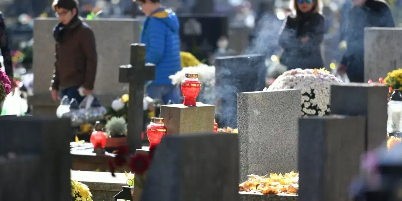 Ludzie odwiedzają groby, zapalają znicze. W powietrzu unosi się dym, symbolizujący modlitwę o odpust zupełny.