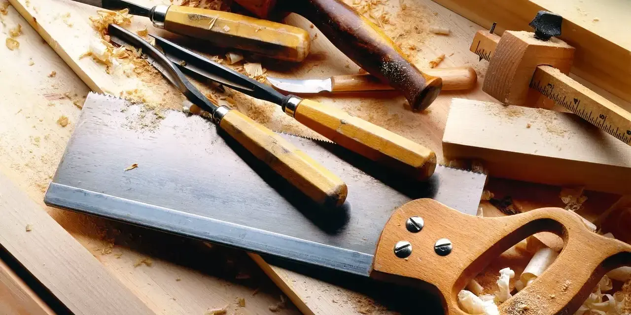 Attrezzi da falegname, seghetto, scalpelli, mazzuolo e truschino, pronti per lavorare il legno per hobby.