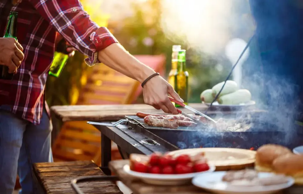 Grill na balkonie: czy to legalne? Uniknij mandatu i konfliktu!