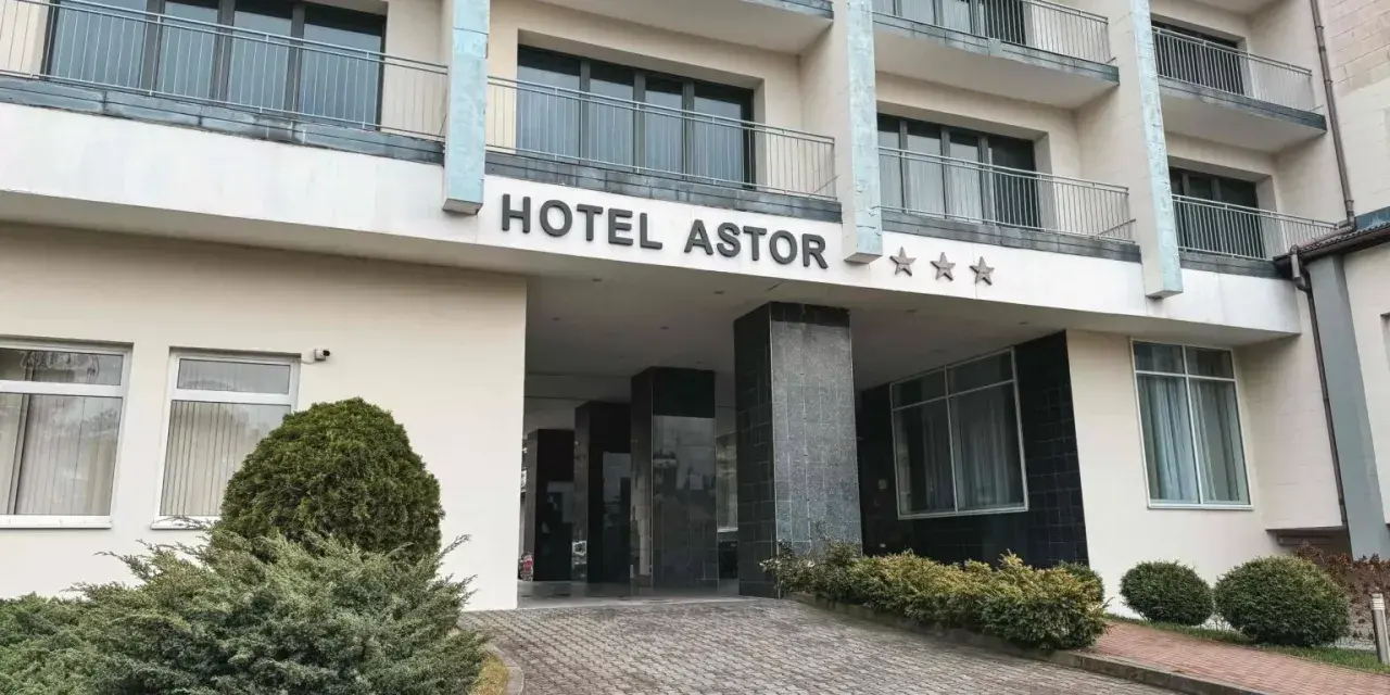 Hotel Astor Jastrzębia Góra – opinie o obiekcie z trzema gwiazdkami. Wejście do hotelu z podjazdem i zielenią.