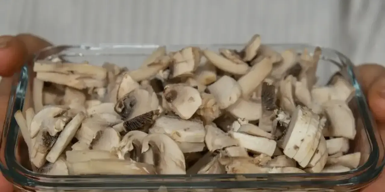 Pokrojone pieczarki w szklanym pojemniku. Czy pieczarki można mrozić? Tak, to świetny sposób na ich przechowywanie.