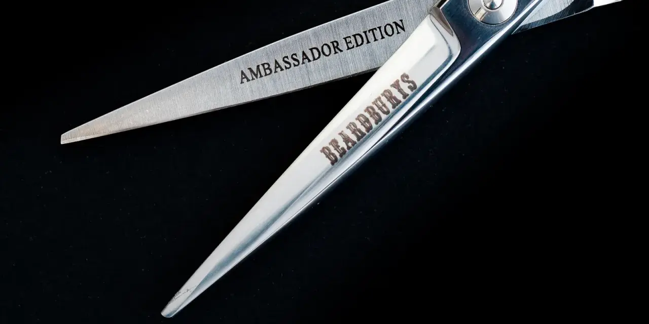 Tijeras de peluquería profesional, perfectas para un corte de pelo hombre a tijera impecable. "Ambassador Edition" y "BEARDBURYS" grabados.