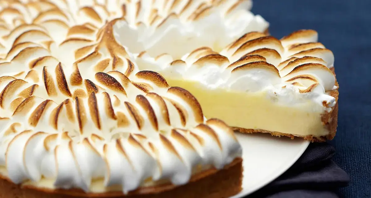 Une délicieuse recette tarte au citron avec une meringue dorée et aérienne, prête à être dégustée.