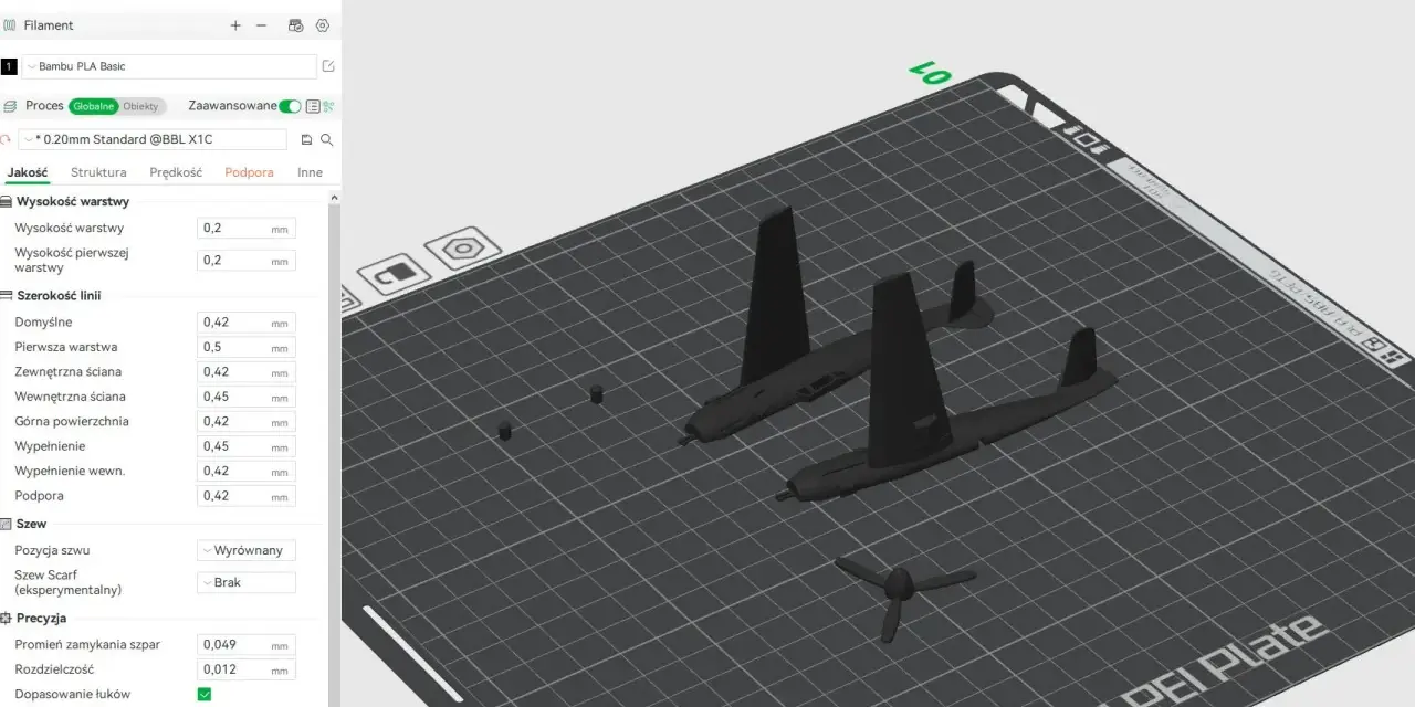 Program przygotowuje modele do druku 3D, ustawiając parametry takie jak wysokość warstwy i szerokość linii dla samolotów.