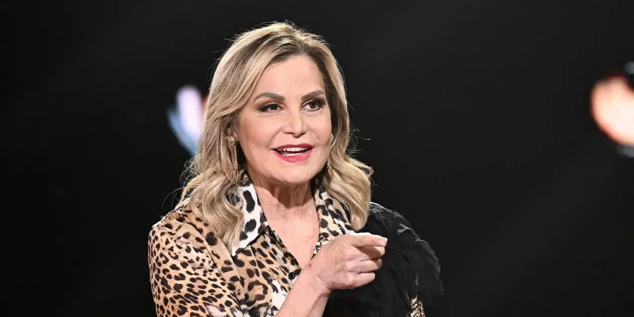 Simona Ventura, con un look audace, parla con energia, affrontando con forza ogni sfida, anche la sua recente malattia.