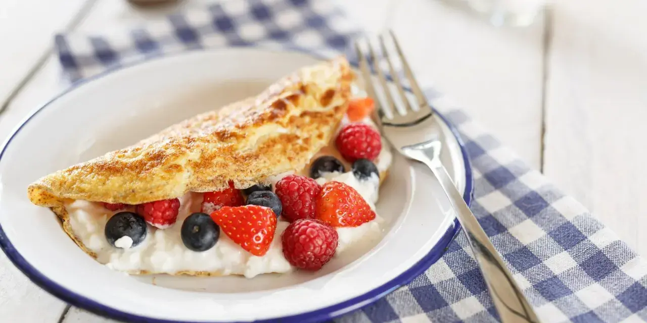 Słodki omlet z serkiem i owocami leśnymi, idealny na śniadanie. Ten przepis na omlet na słodko zachwyci każdego.