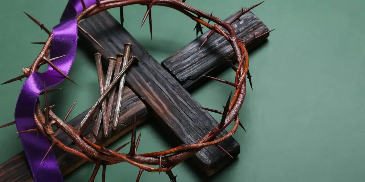 Dornenkrone, Nägel und ein Kreuz erinnern an das, was am Karfreitag geschah.