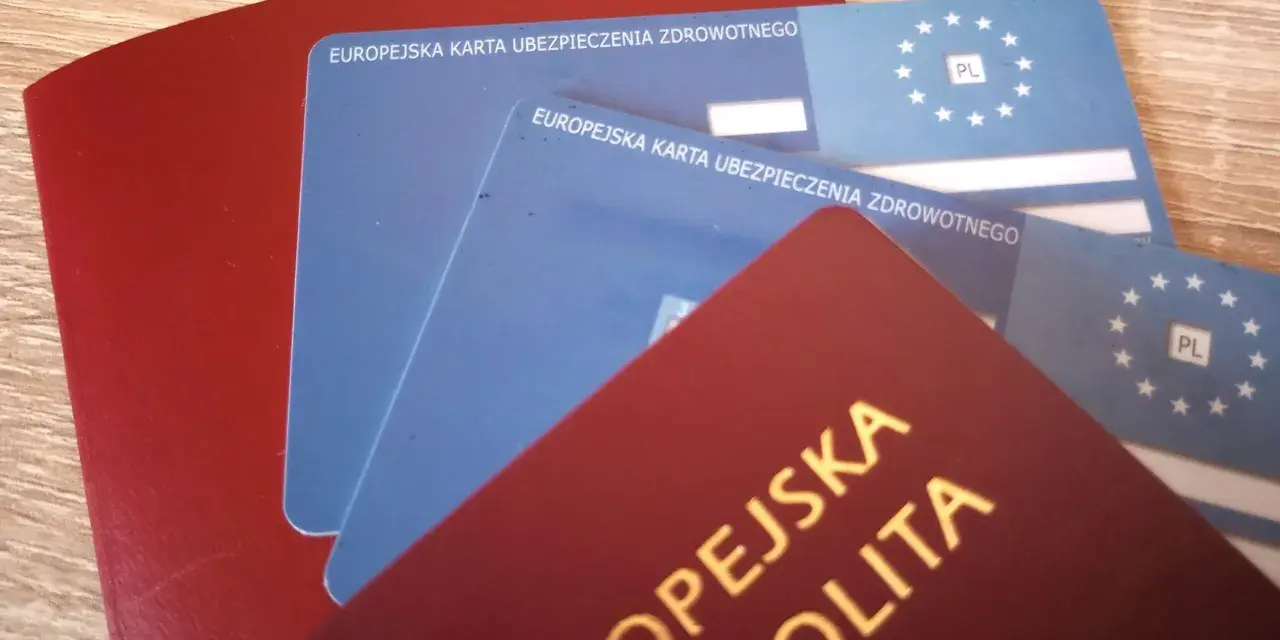 Czerwony paszport i dwie niebieskie karty EKUZ Konin, gotowe na podróż po Europie.