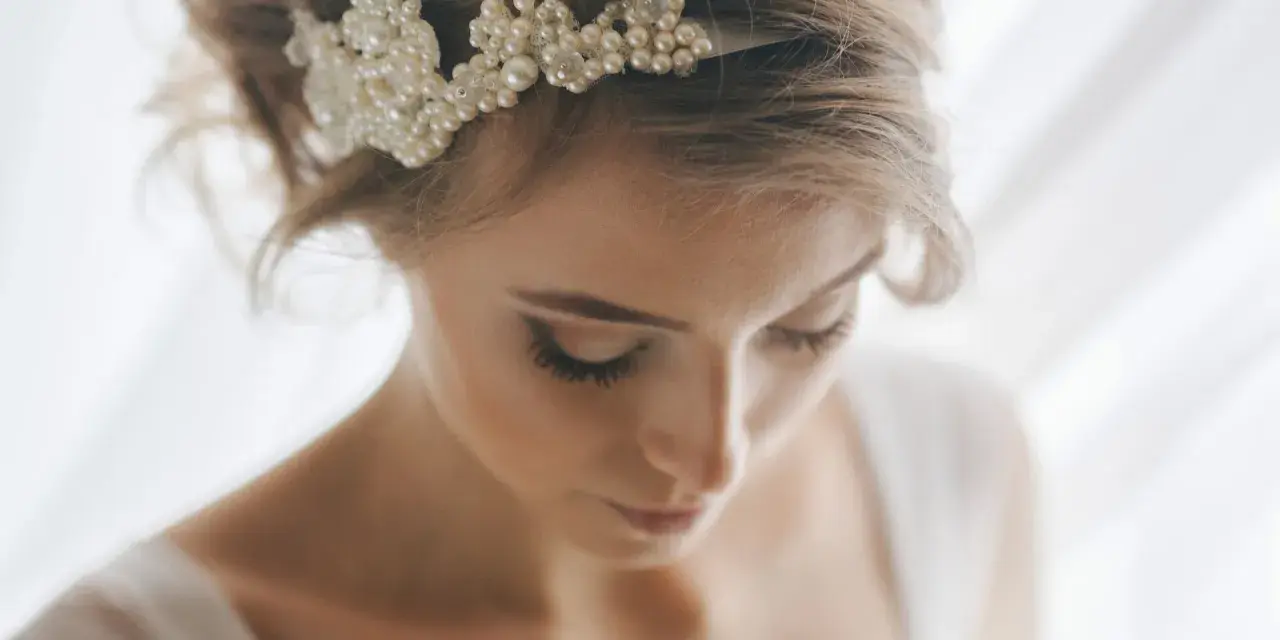 Splendido semiraccolto morbido acconciature sposa con diadema di perle.