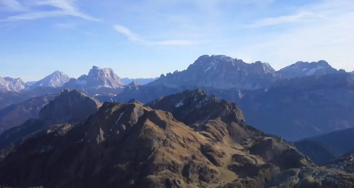 Panorami alpini mozzafiato, con cime innevate e pendii bruni. Un passo staulanza ideale per un'escursione.