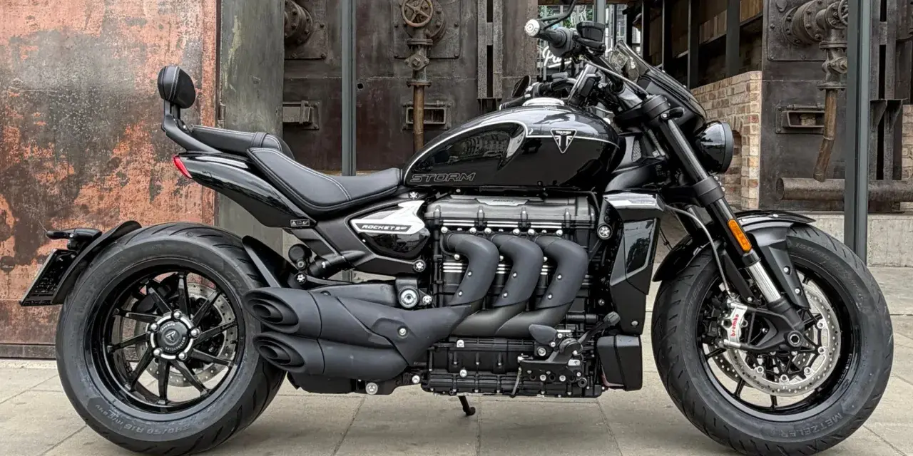 Czarny Triumph Rocket 3 Storm z imponującym silnikiem. Dane techniczne tego potwora budzą respekt.