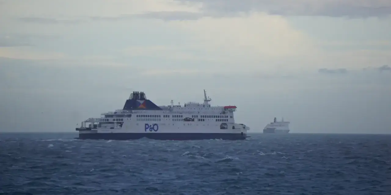 Dwa promy P&O płyną przez wzburzony kanał La Manche.