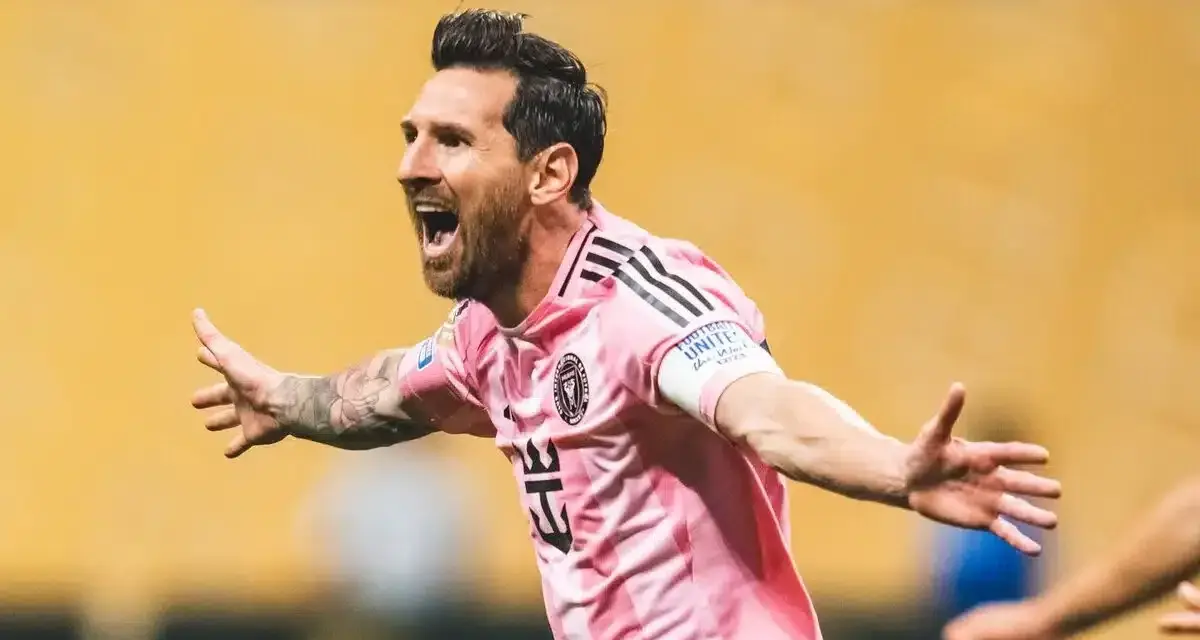 Lionel Messi celebra un gol con el Inter Miami, mostrando su alegría y determinación en el campo.