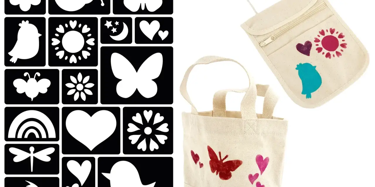 Ensemble pour apprendre comment faire un pochoir : motifs d'animaux, de fleurs, de cœurs et d'étoiles sur fond noir, et deux sacs en toile décorés.