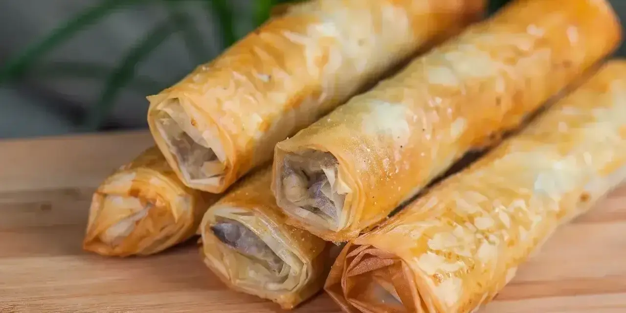 Chrupiące roladki z ciasta filo, idealne do wytrawnych przepisów. Zobacz, jak łatwo je przygotować!