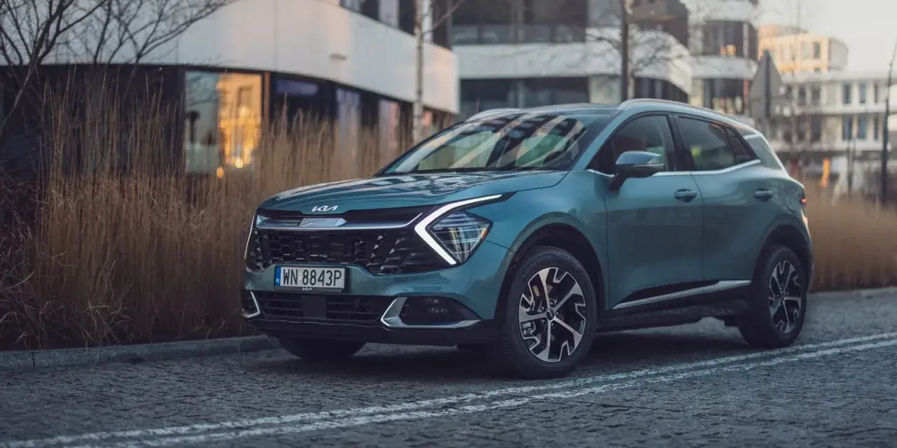 Nowy Kia Sportage w miejskim otoczeniu. Sprawdź aktualną kia sportage cena i wybierz swój wymarzony SUV.