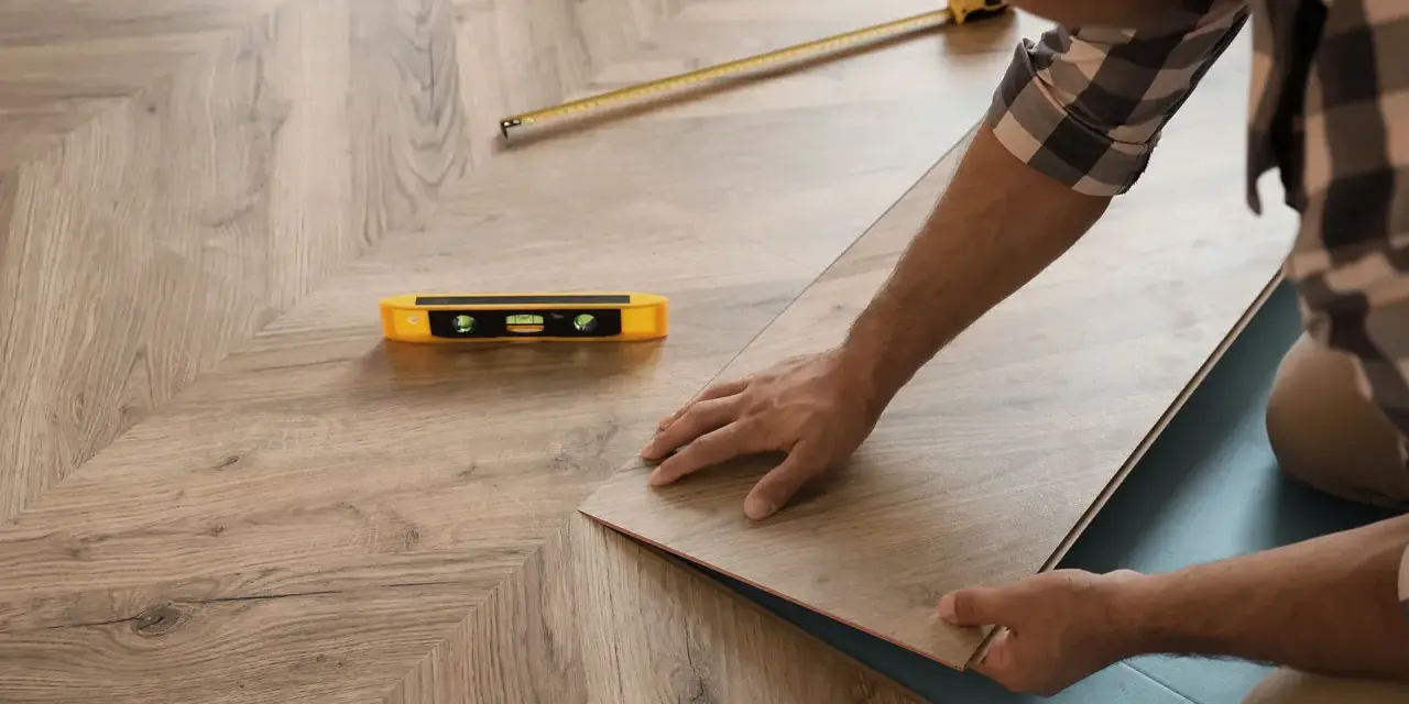 Installazione di un nuovo pavimento in laminato, un passo importante per coibentare pavimento e migliorare l'isolamento termico.