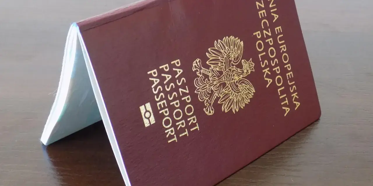 Polski paszport, gotowy do odbioru w biurze paszportowym w Katowicach.