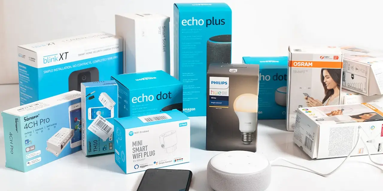 Viele Smart-Home-Geräte, darunter Amazon Echo, Philips Hue und Osram, die Alexa-Funktionen nutzen, sind in ihren Verpackungen zu sehen.