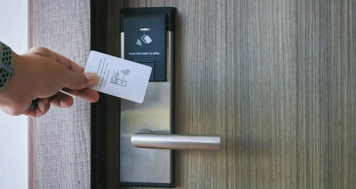 Jak zamknąć drzwi w hotelu na kartę od środka i czuć się bezpiecznie