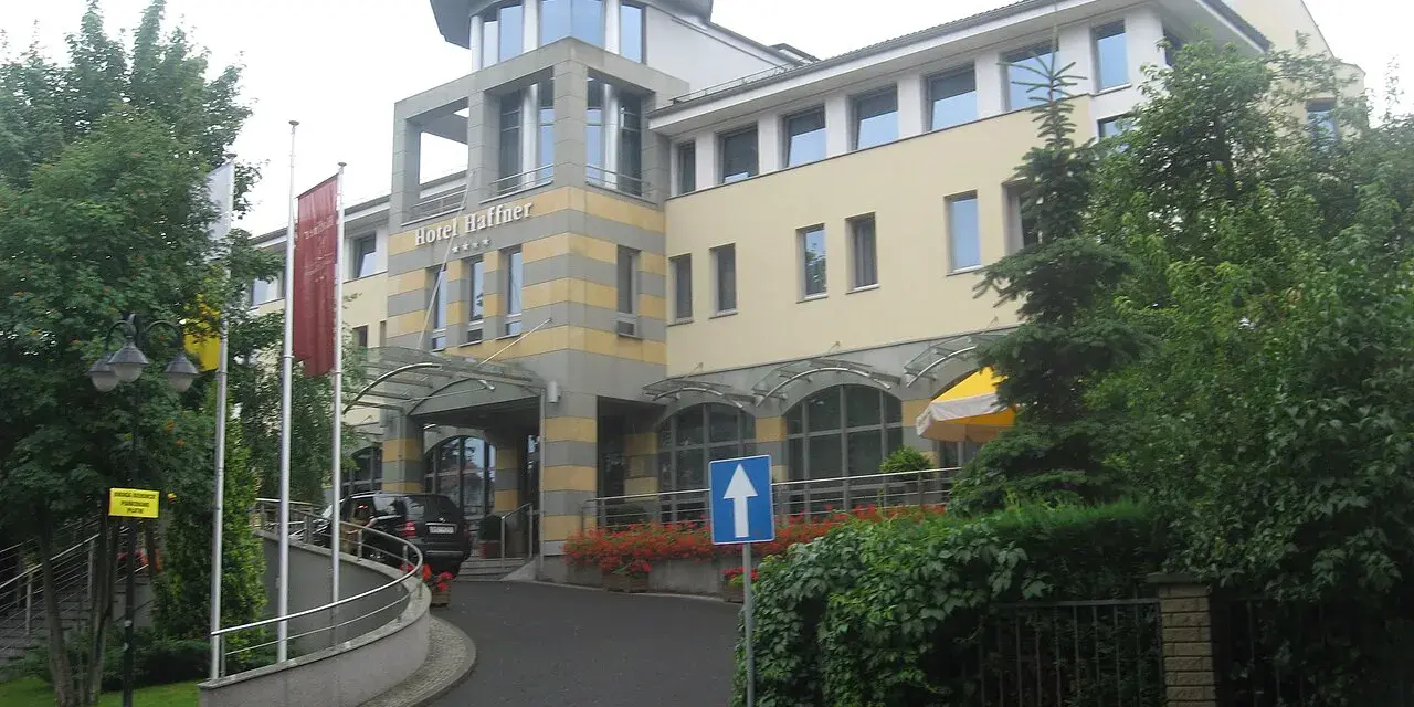 Hotel Haffner, nazwany na cześć Jana Jerzego Haffnera, wita gości nowoczesną architekturą i zielenią.
