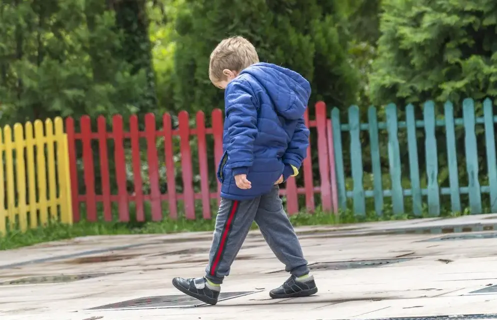 Drętwienie rąk w nocy: ZCN, kręgosłup, pozycja snu co Cię budzi?