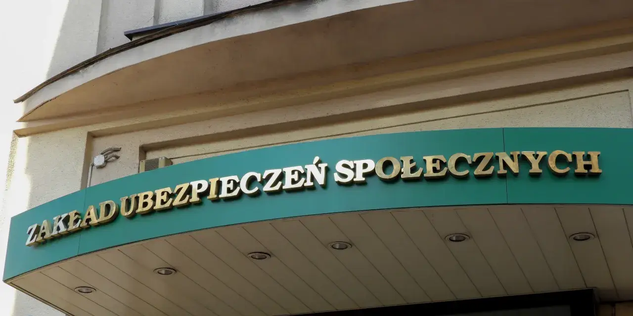 Złoty napis "ZAKŁAD UBEZPIECZEŃ SPOŁECZNYCH" na zielonym tle.