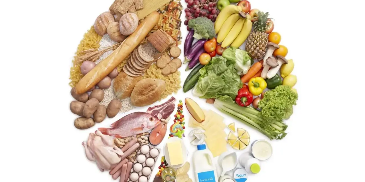 Un assortiment de fruits, légumes, céréales, viandes, poissons, œufs, produits laitiers et sucreries. Pour savoir comment grossir, il faut équilibrer ces groupes alimentaires.