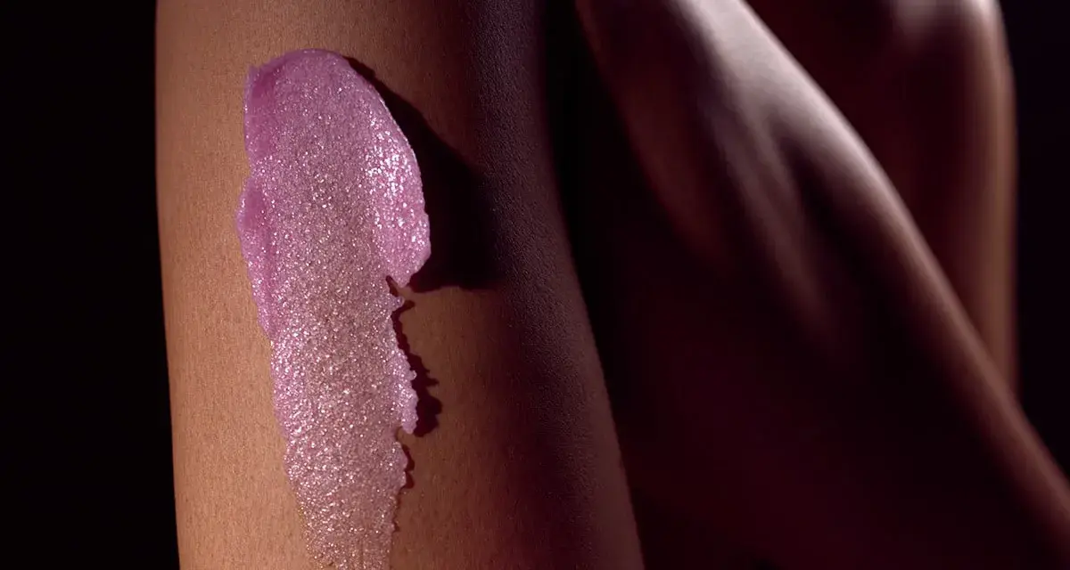 Różowy peeling na skórze nogi. Idealny peeling przed goleniem dla gładkości.