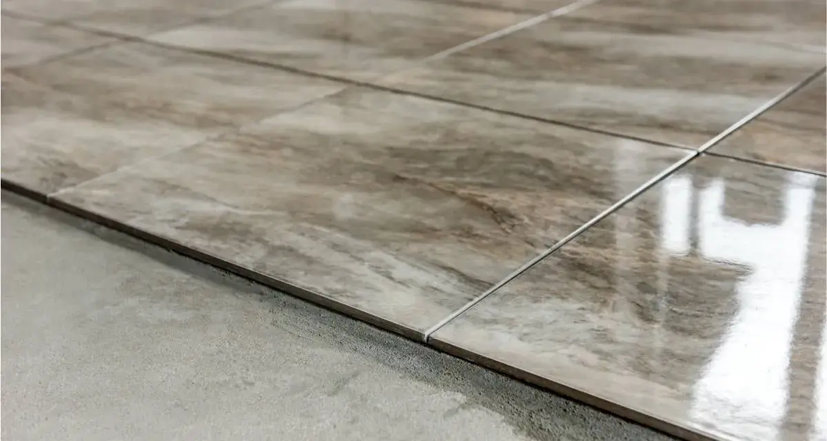 Detalles de diferentes tipos de suelos para casas: baldosas de cerámica con veteado de mármol sobre una base de hormigón.