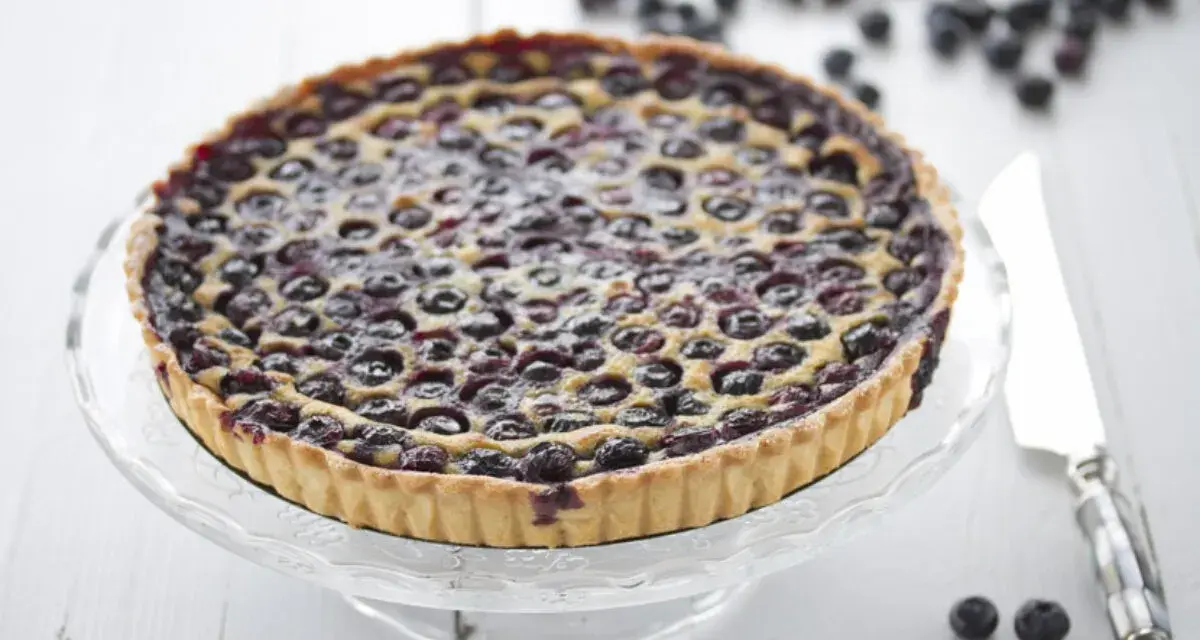Tarta de arandanos casera, con masa dorada y arándanos jugosos, lista para disfrutar.