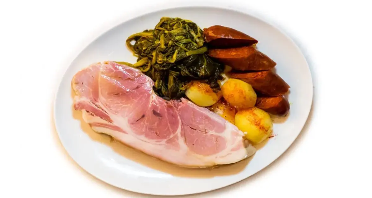 Un plato de lacón a la gallega con grelos, patatas y chorizo.