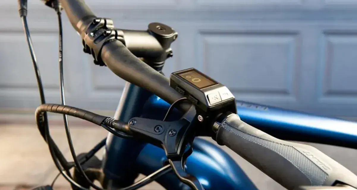 Wyświetlacz roweru elektrycznego pokazuje, jak działa rower elektryczny, prezentując dane o jeździe.