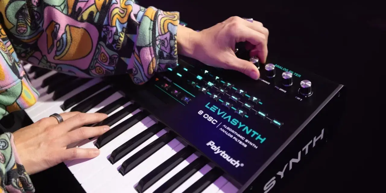 Ręce grają na syntezatorze LEVIASYNTH, tworząc dźwięki, które mogą wywołać efekt glitch sound.