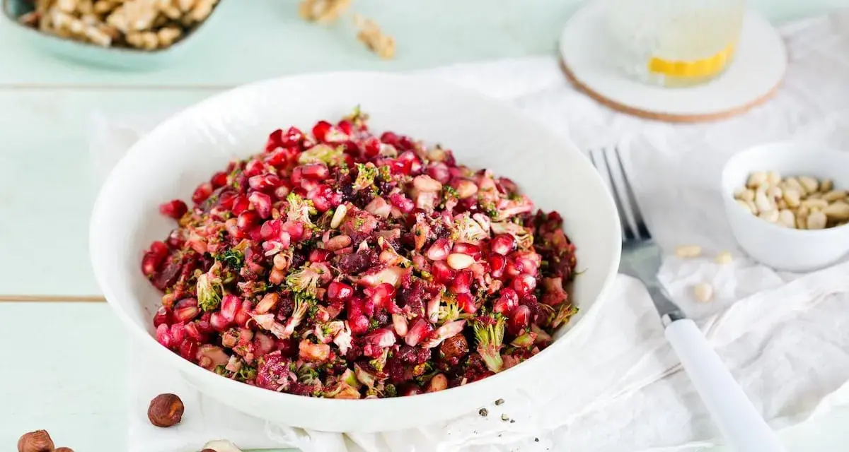 Bunter Brokkolisalat mit Granatapfelkernen und Nüssen, perfekt für den Thermomix.