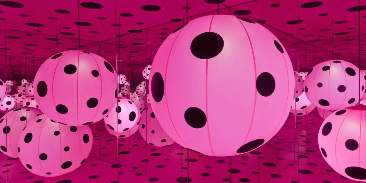 Salle infinie de Yayoi Kusama, remplie de sphères roses lumineuses à pois noirs, reflétées à l'infini par des miroirs.