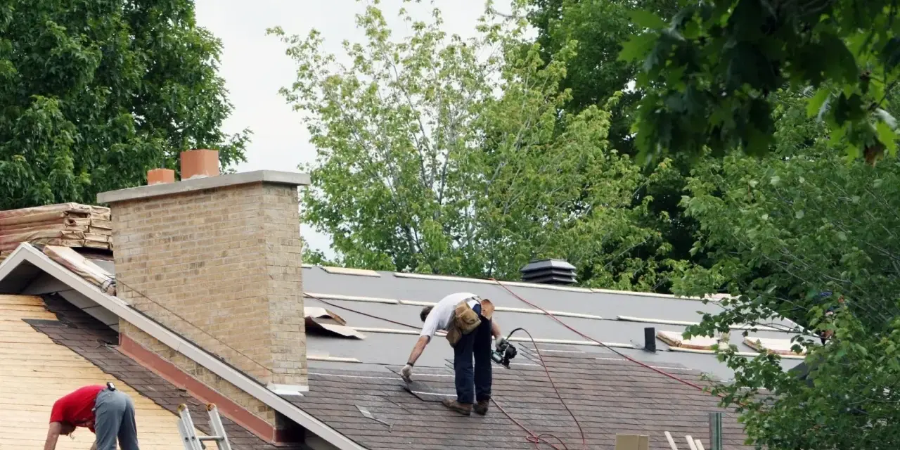 Operai al lavoro per alzare il tetto, un intervento che rientra nell'ecobonus per migliorare l'efficienza energetica.