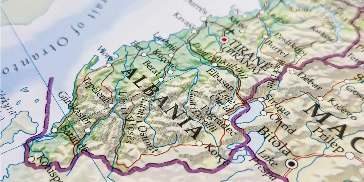 Mapa pokazuje, gdzie leży Albania, z zaznaczonymi miastami jak Tirana i wybrzeżem Morza Adriatyckiego.