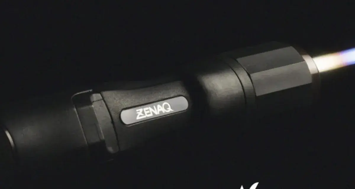 Das Zenaq-Logo auf dieser Angelrolle, die als die teuerste Angelrolle der Welt gilt, glänzt im Licht.